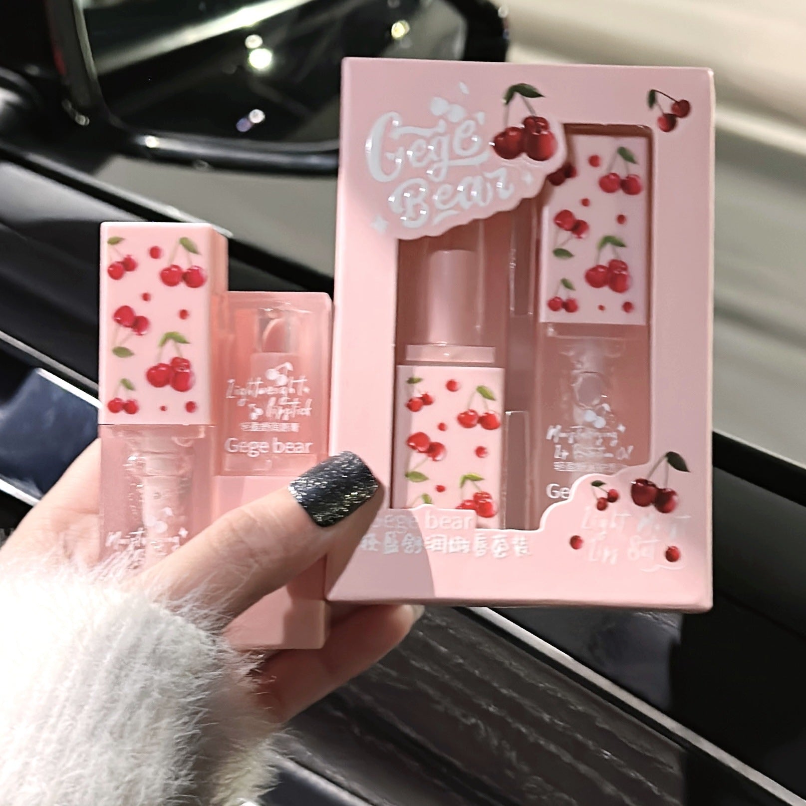 Light, Comfortable And Tender Lips Suit